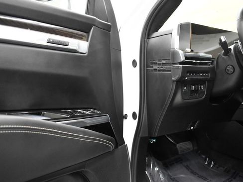 Used 2025 Cadillac Escalade ESV Sport Platinum w/ LPO, Floor Liner Package AWD/4WD image 16