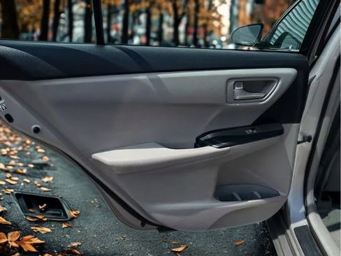 Used 2016 Toyota Camry SE image 11