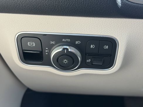Used 2025 Mercedes-Benz GLB 250 image 28
