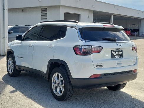 Used 2025 Jeep Compass Latitude AWD/4WD image 3