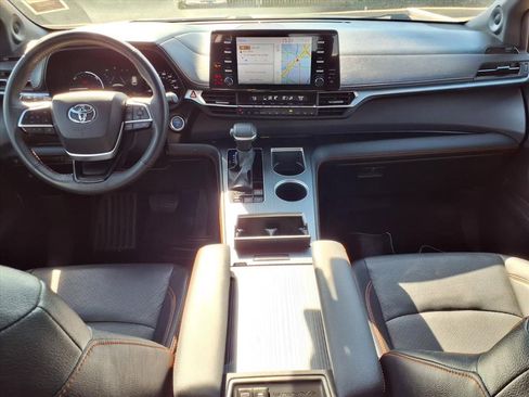 Used 2024 Toyota Sienna XSE w/ XSE Premium Package image 9