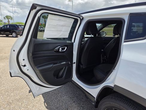 New 2026 Jeep Compass Latitude image 14