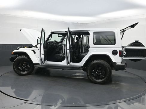 Used 2022 Jeep Wrangler Unlimited Sahara AWD/4WD image 38