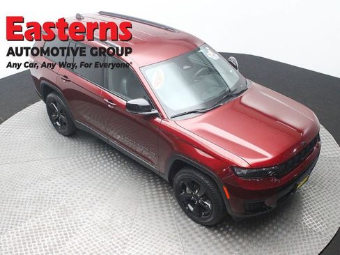 Used 2023 Jeep Grand Cherokee L Laredo image 3