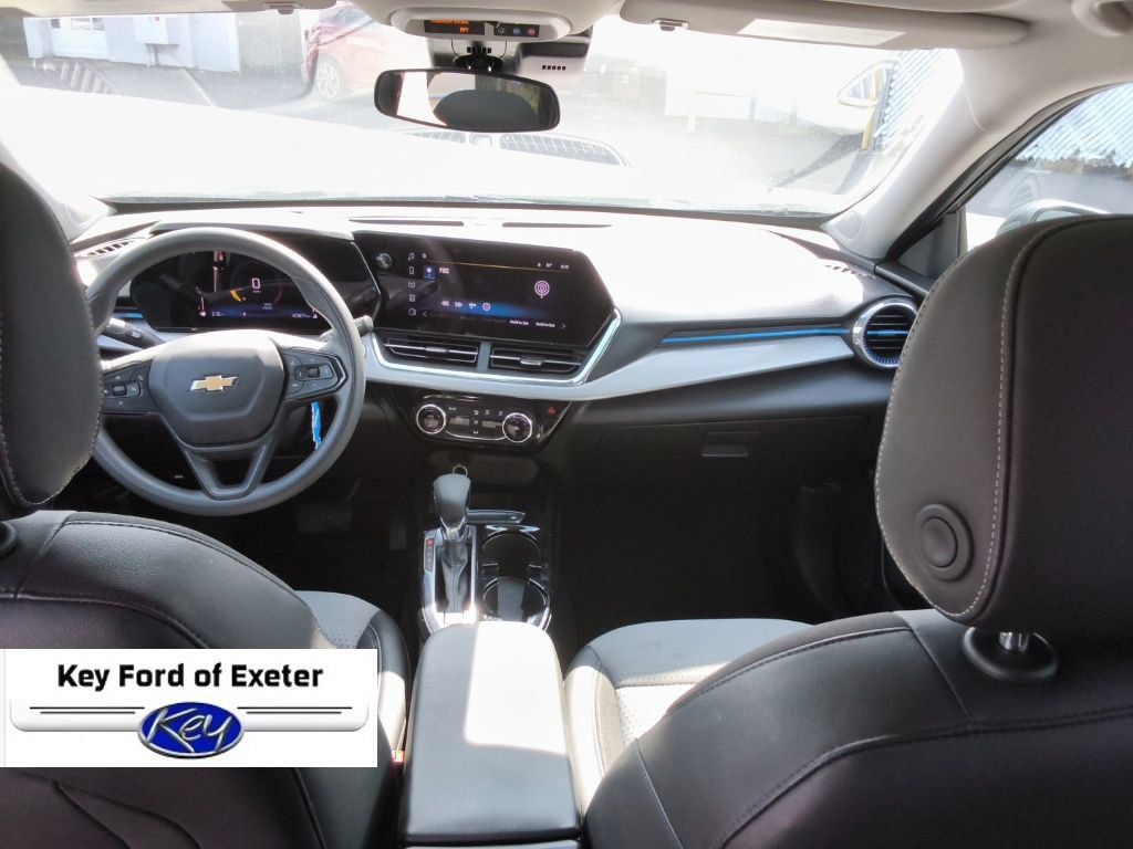 Used 2025 Chevrolet Trax LT FWD image 19