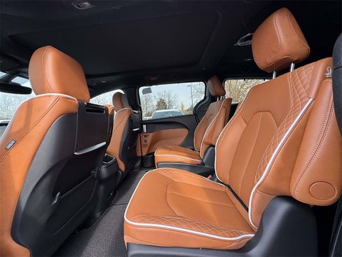 New 2026 Chrysler Pacifica Pinnacle image 15