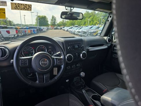 Used 2015 Jeep Wrangler Unlimited Rubicon w/ Dual Top Group AWD/4WD image 18