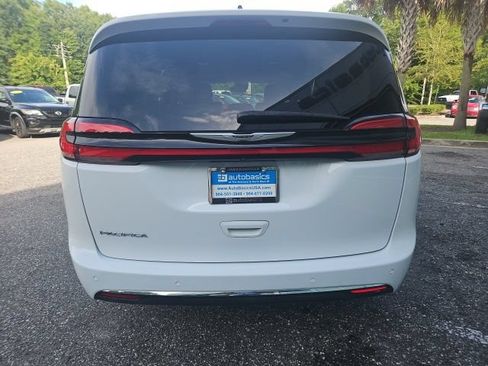 Used 2024 Chrysler Pacifica Touring-L FWD image 5