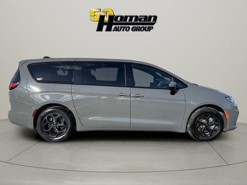 Used 2023 Chrysler Pacifica Touring-L w/ S Appearance Package FWD image 6