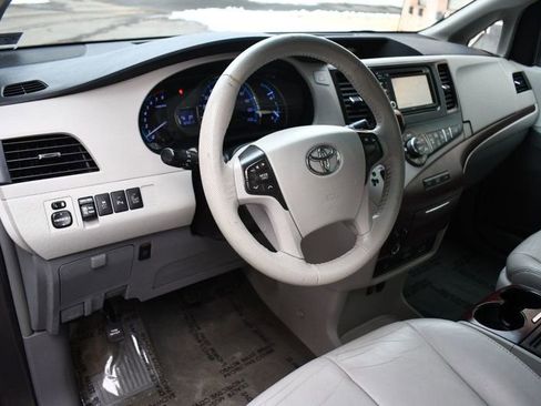 Used 2014 Toyota Sienna XLE w/ Entertainment Package image 16