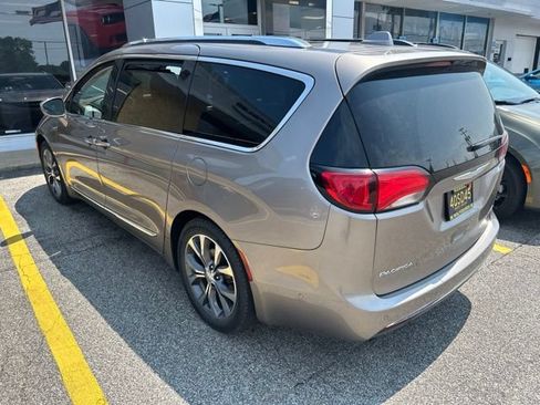 Used 2017 Chrysler Pacifica Limited w/ UConnect Theater Package FWD image 3