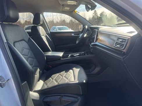 Used 2024 Volkswagen Atlas SE AWD/4WD image 40