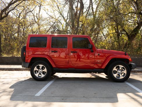 Used 2017 Jeep Wrangler Unlimited Sahara w/ Max Tow Package image 10