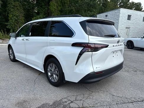 Used 2026 Toyota Sienna XLE FWD image 9