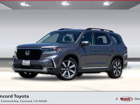 Used 2025 Honda Pilot Touring image 1
