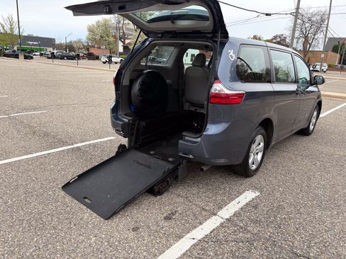 Used 2017 Toyota Sienna L FWD image 31