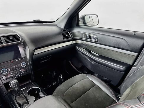 Used 2019 Ford Explorer XLT w/ Equipment Group 202A AWD/4WD image 24