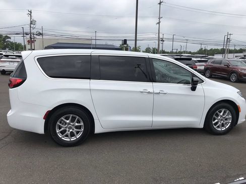 Used 2024 Chrysler Pacifica Touring-L FWD image 6