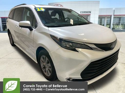 Used 2024 Toyota Sienna XLE image 1