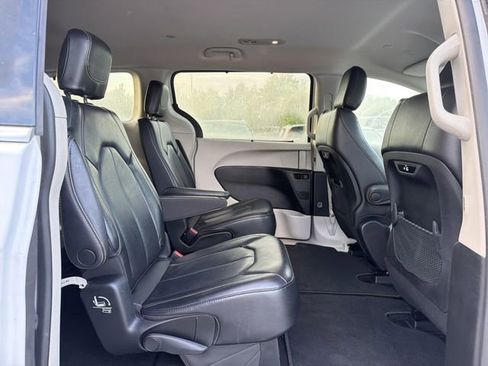 Used 2022 Chrysler Pacifica Touring-L FWD image 23