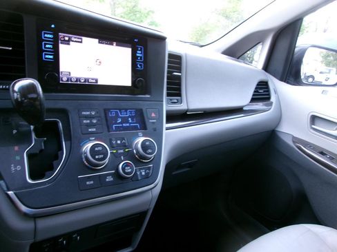 Used 2016 Toyota Sienna XLE w/ XLE Navigation Package image 10