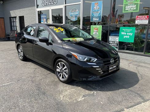 Used 2023 Nissan Versa SV image 3
