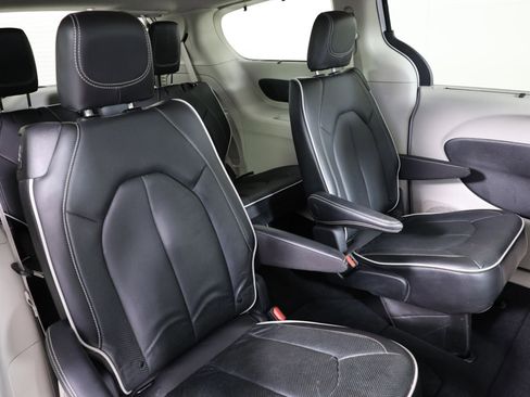 Used 2024 Chrysler Pacifica Limited FWD image 41