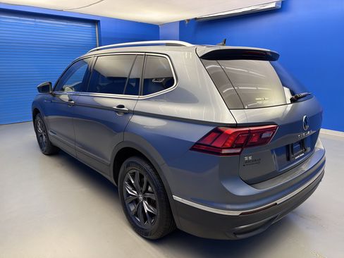 Used 2023 Volkswagen Tiguan SE w/ Panoramic Sunroof Package FWD image 5