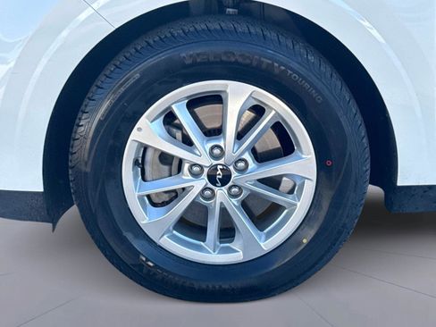 Used 2024 Kia Carnival LX image 11