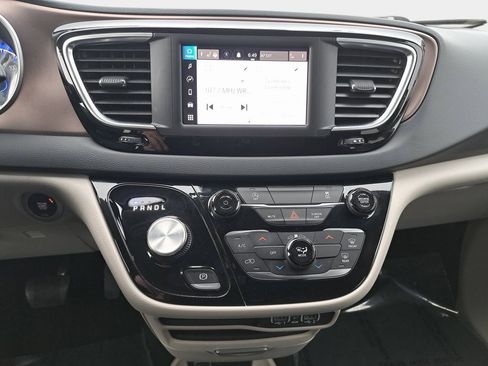 Used 2023 Chrysler Voyager LX image 21