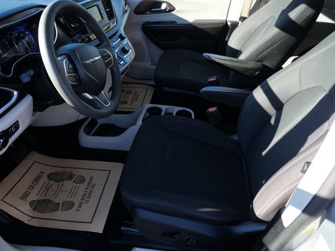 Used 2017 Chrysler Pacifica LX image 10