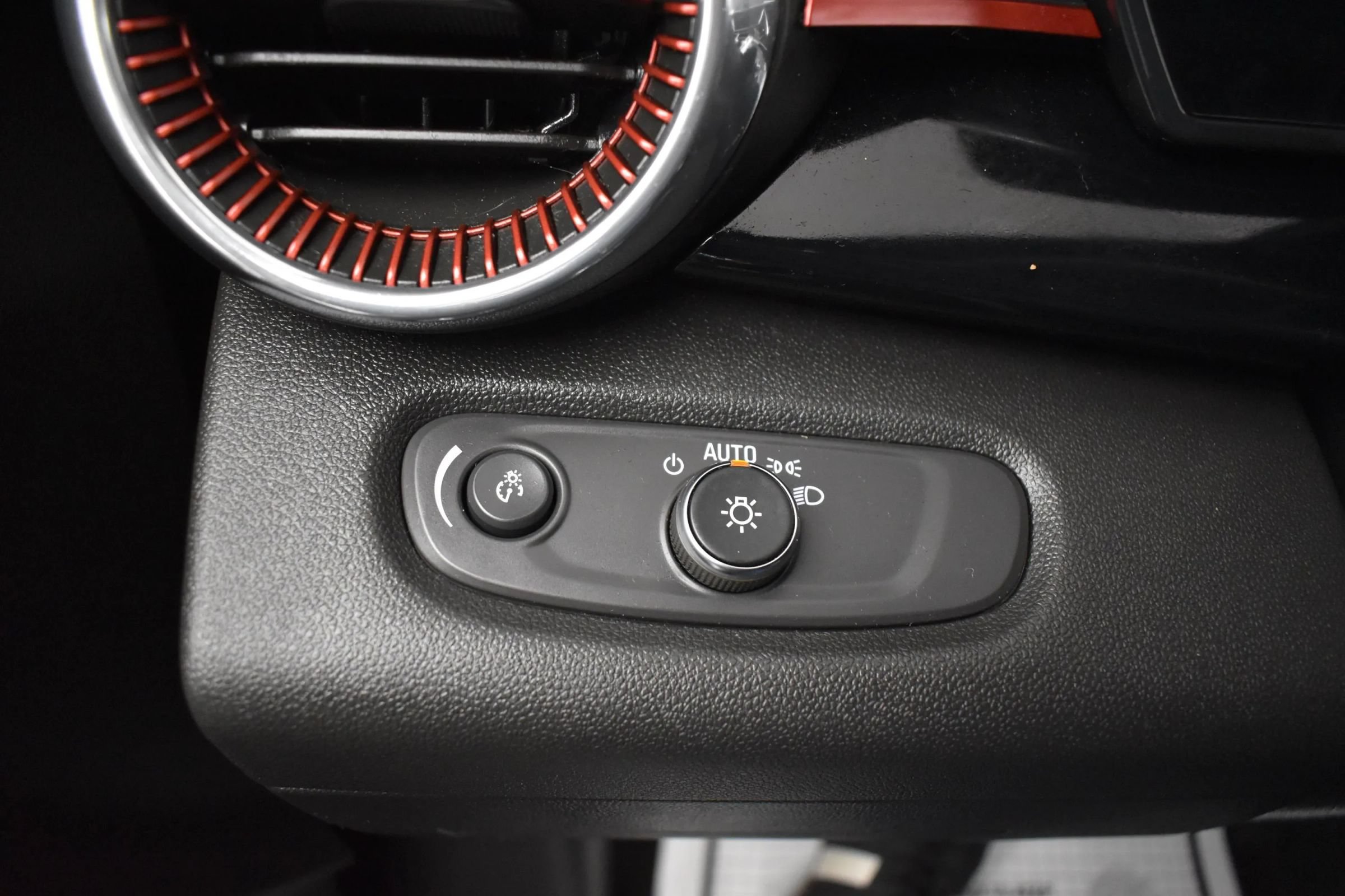 Used 2025 Chevrolet Trax RS FWD image 22