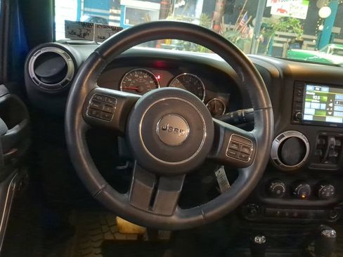 Used 2015 Jeep Wrangler Unlimited Sahara w/ Connectivity Group AWD/4WD image 4
