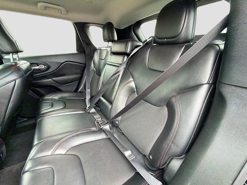 Used 2019 Jeep Cherokee Trailhawk w/ Cold Weather Group AWD/4WD image 20