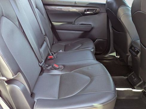 Used 2022 Toyota Highlander Limited FWD image 17