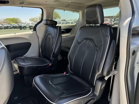 Used 2024 Chrysler Pacifica Limited image 27