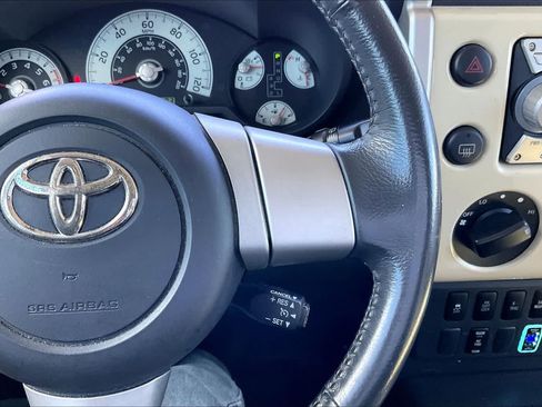 Used 2010 Toyota FJ Cruiser 4WD image 25