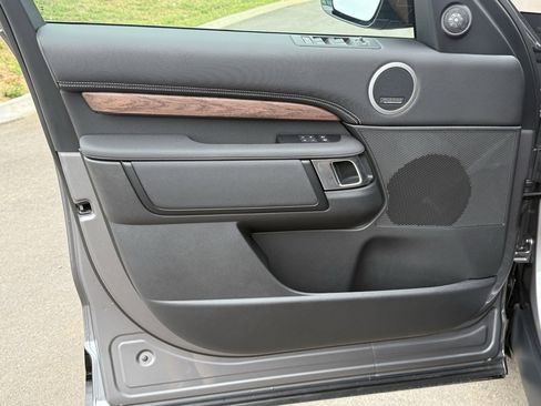 New 2025 Land Rover Discovery Dynamic SE image 14