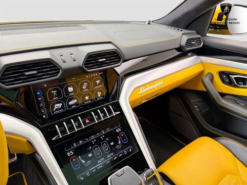 Used 2022 Lamborghini Urus AWD/4WD image 41
