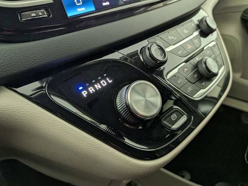 Used 2023 Chrysler Pacifica Touring-L FWD image 18