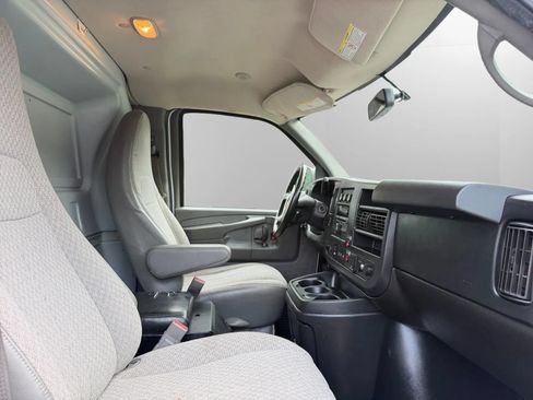 Used 2015 Chevrolet Express 2500 RWD image 18