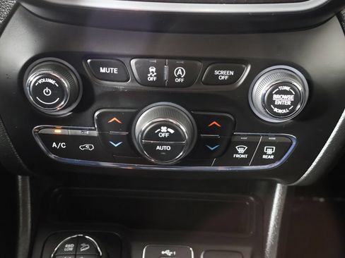 Used 2022 Jeep Cherokee Trailhawk AWD/4WD image 42