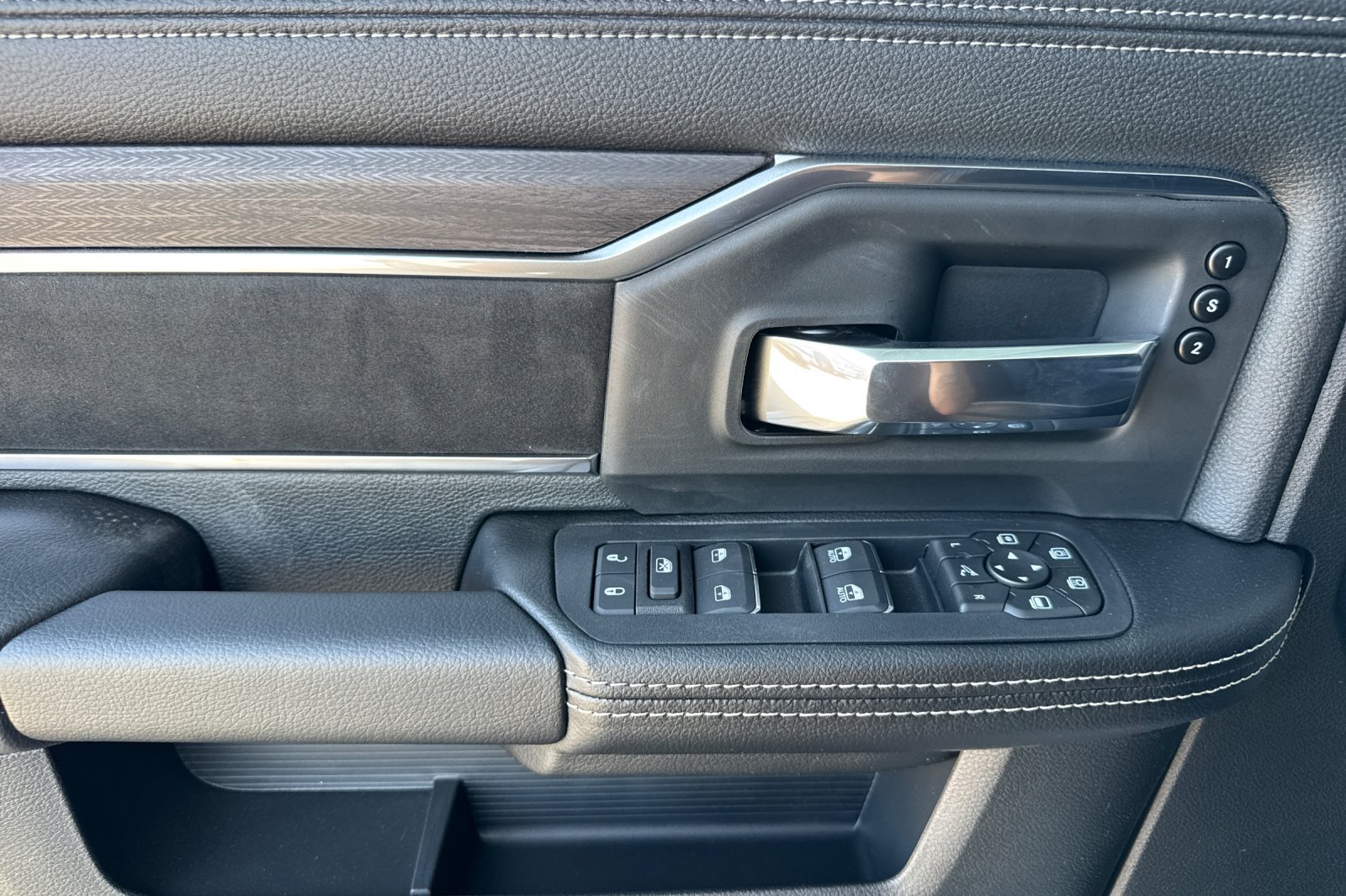 New 2026 RAM 2500 Laramie AWD/4WD image 10
