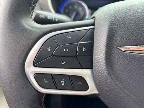 Used 2023 Chrysler Pacifica Touring-L FWD image 22