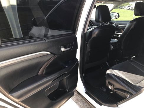 Used 2018 Toyota Highlander Limited image 14