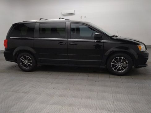 Used 2017 Dodge Grand Caravan SXT w/ Driver Convenience Group FWD image 11