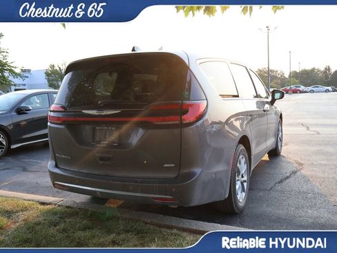 Used 2023 Chrysler Pacifica Touring-L AWD/4WD image 21