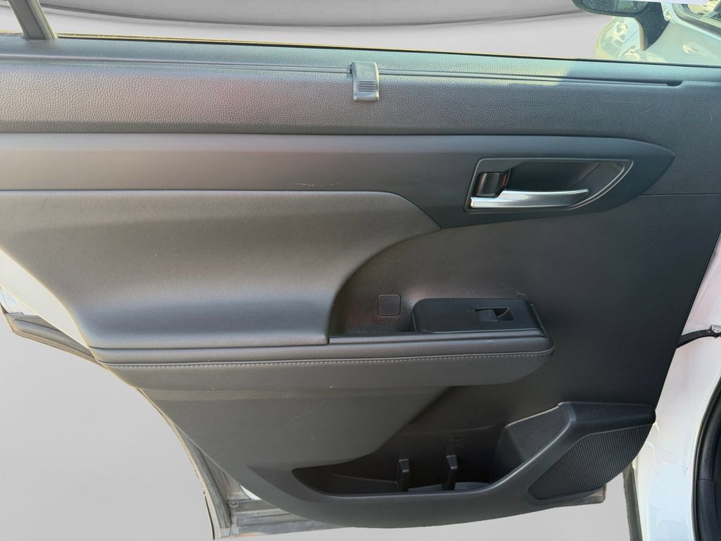 Used 2022 Toyota Highlander XSE FWD image 12