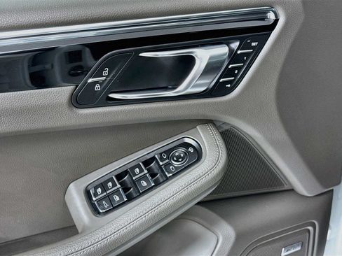 Certified 2026 Porsche Macan AWD/4WD image 11