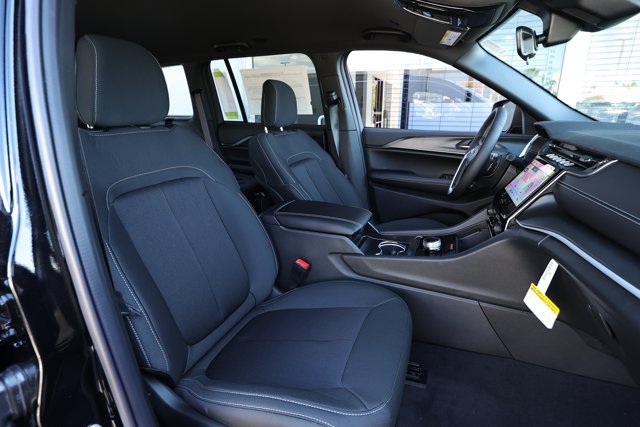 New 2027 Jeep Grand Cherokee Laredo RWD image 28